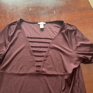 Lady’s H&M shirt size xl burgundy in color